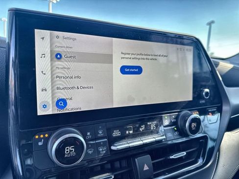 Used 2023 Toyota Highlander XLE image 25