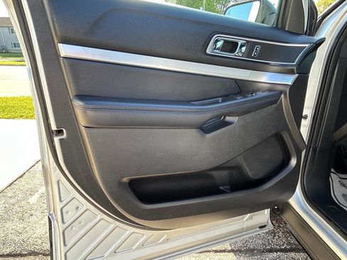 Used 2017 Ford Explorer XLT w/ Equipment Group 202A AWD/4WD image 40