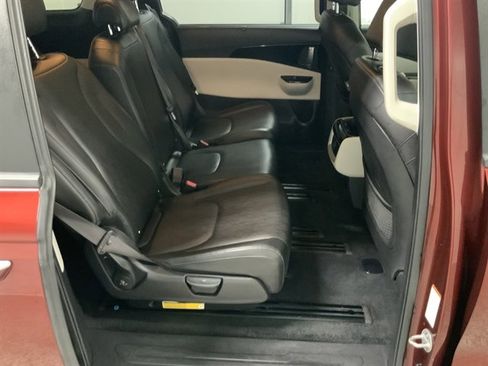 Used 2022 Kia Carnival EX image 18