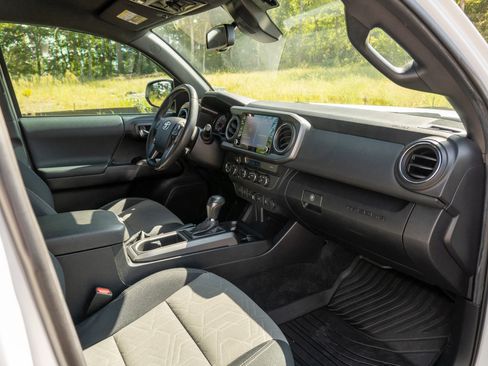 Used 2021 Toyota Tacoma TRD Off-Road w/ Technology Package AWD/4WD image 16