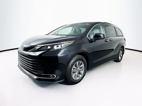 Used 2024 Toyota Sienna XLE image 3