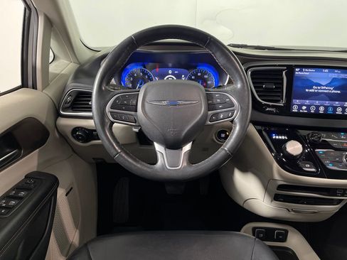 Used 2019 Chrysler Pacifica Touring-L Plus w/ Advanced Safetytec Group FWD image 15