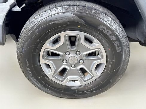 Used 2017 Jeep Wrangler Unlimited Rubicon w/ Connectivity Group AWD/4WD image 36
