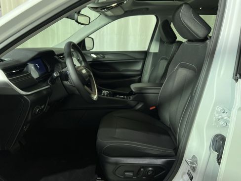 Used 2023 Jeep Grand Cherokee L Laredo AWD/4WD image 26
