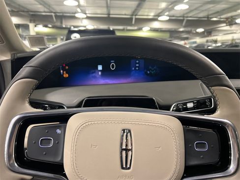 Used 2025 Lincoln Nautilus Reserve image 12