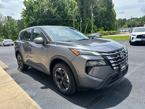 Used 2024 Nissan Rogue SV image 3