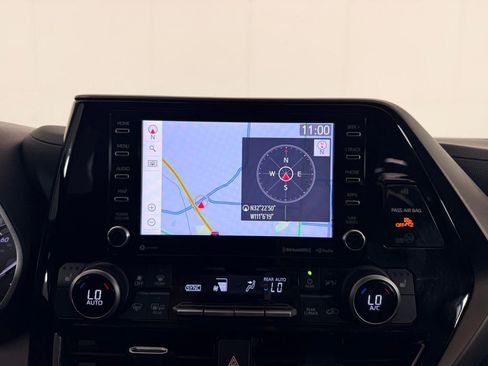 Used 2022 Toyota Highlander XLE FWD image 20