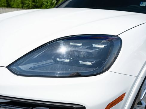 Used 2024 Porsche Cayenne S AWD/4WD image 9