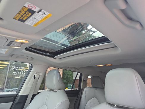 Used 2021 Toyota Highlander XLE FWD image 17