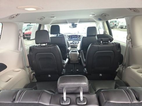 Used 2023 Chrysler Pacifica Touring-L image 51