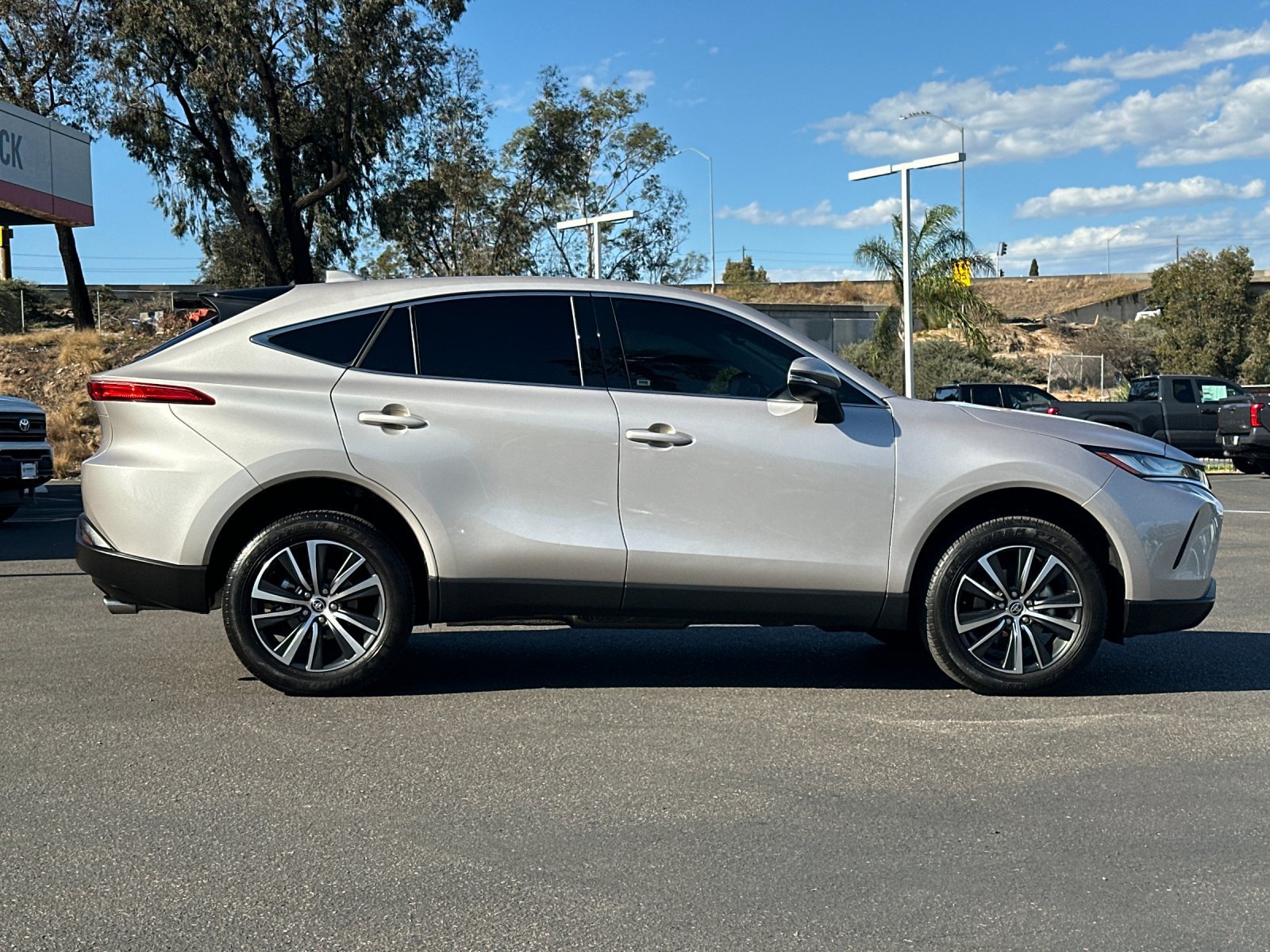 Used 2023 Toyota Venza LE AWD/4WD image 6