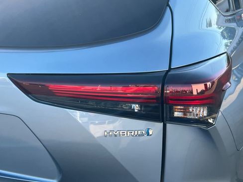 Used 2024 Toyota Highlander XLE AWD/4WD image 18
