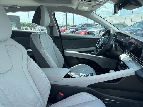 New 2025 Hyundai Elantra Limited image 11