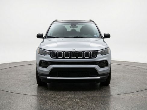 Used 2025 Jeep Compass Limited AWD/4WD image 2