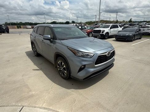 Used 2020 Toyota Highlander XLE AWD/4WD image 1