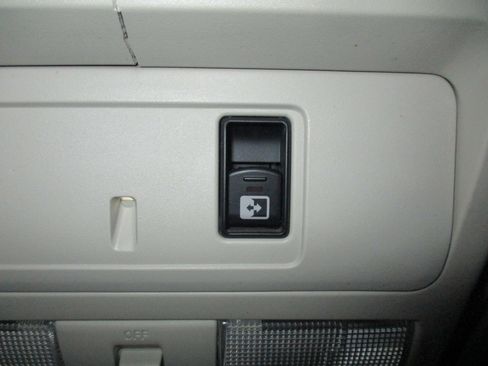 Used 2017 Nissan Titan SV image 28