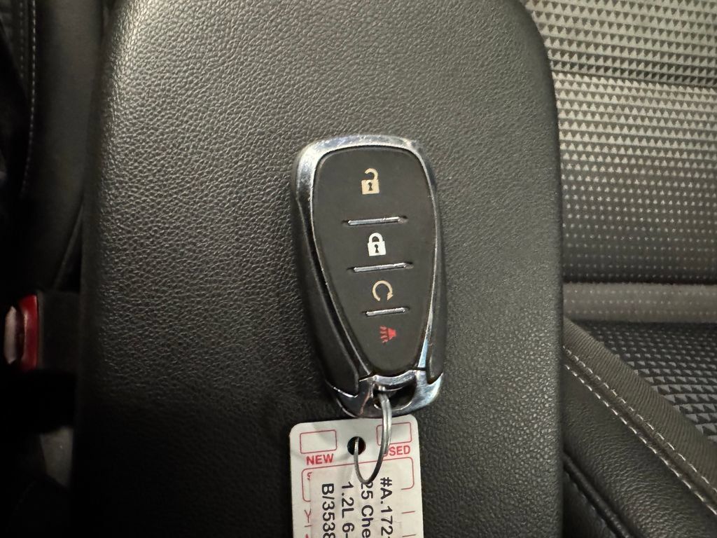 Used 2025 Chevrolet Trax LT FWD image 17