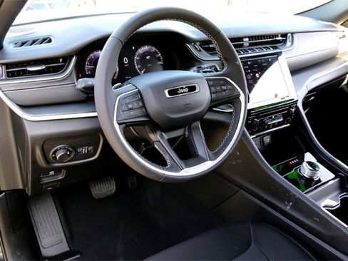 Used 2024 Jeep Grand Cherokee Laredo image 9