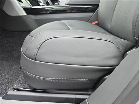 New 2025 Land Rover Range Rover SE image 28