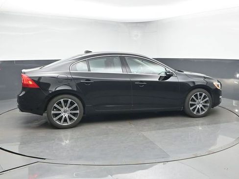 Used 2018 Volvo S60 T5 Inscription Platinum w/ Climate Package image 9