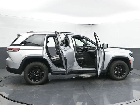 Used 2024 Jeep Grand Cherokee Altitude image 60