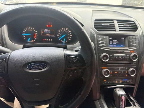 Used 2017 Ford Explorer XLT FWD image 6