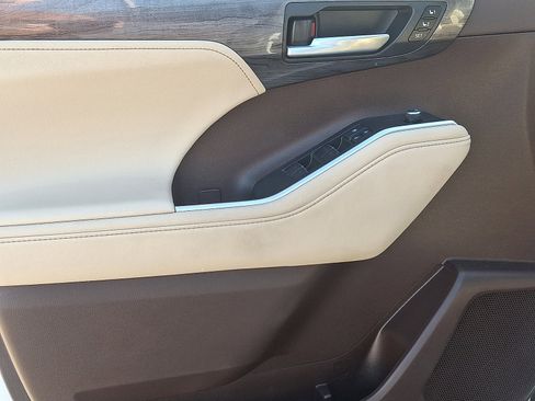 Used 2021 Toyota Highlander Limited image 13