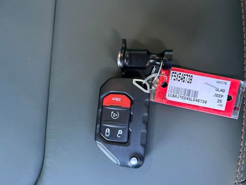 New 2025 Jeep Gladiator Mojave image 32