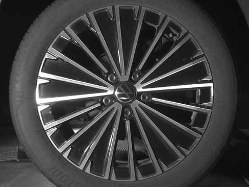 Used 2025 Volkswagen Taos SE image 15