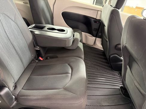 Used 2018 Chrysler Pacifica LX FWD image 22