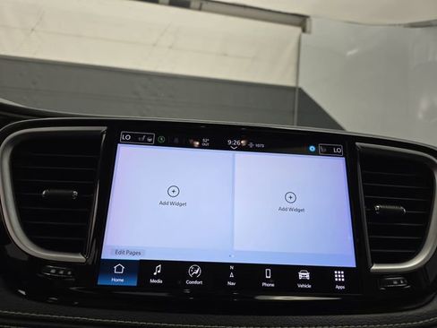 Used 2024 Chrysler Pacifica Limited image 34