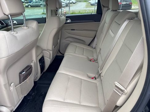 Used 2018 Jeep Grand Cherokee Laredo AWD/4WD image 12