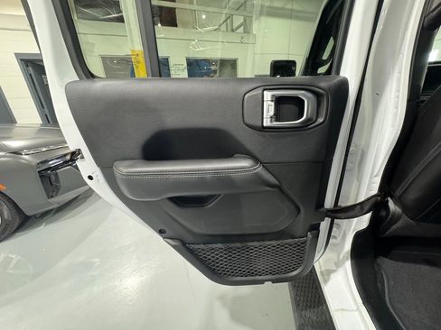 Used 2018 Jeep Wrangler Unlimited Sahara image 34