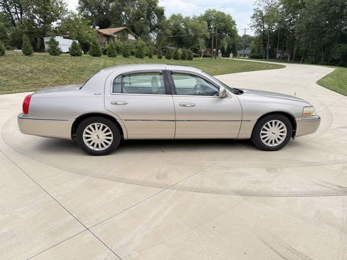 Used 2003 Lincoln Town Car Signature RWD image 5