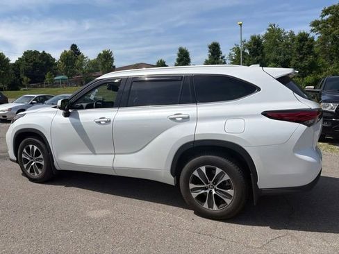 Used 2022 Toyota Highlander XLE AWD/4WD image 11