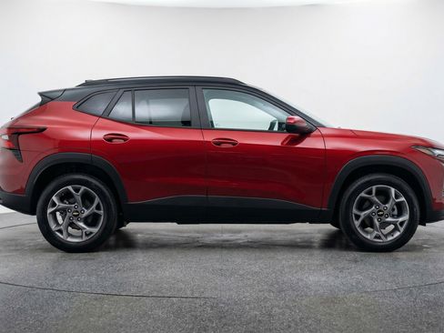 Used 2025 Chevrolet Trax LT image 11