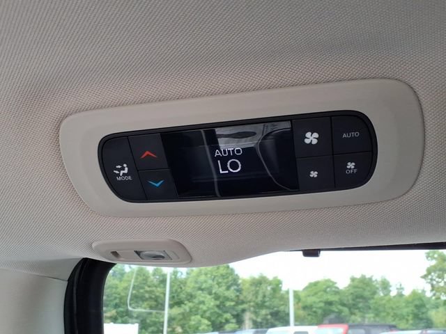 Used 2023 Chrysler Pacifica Limited FWD image 17