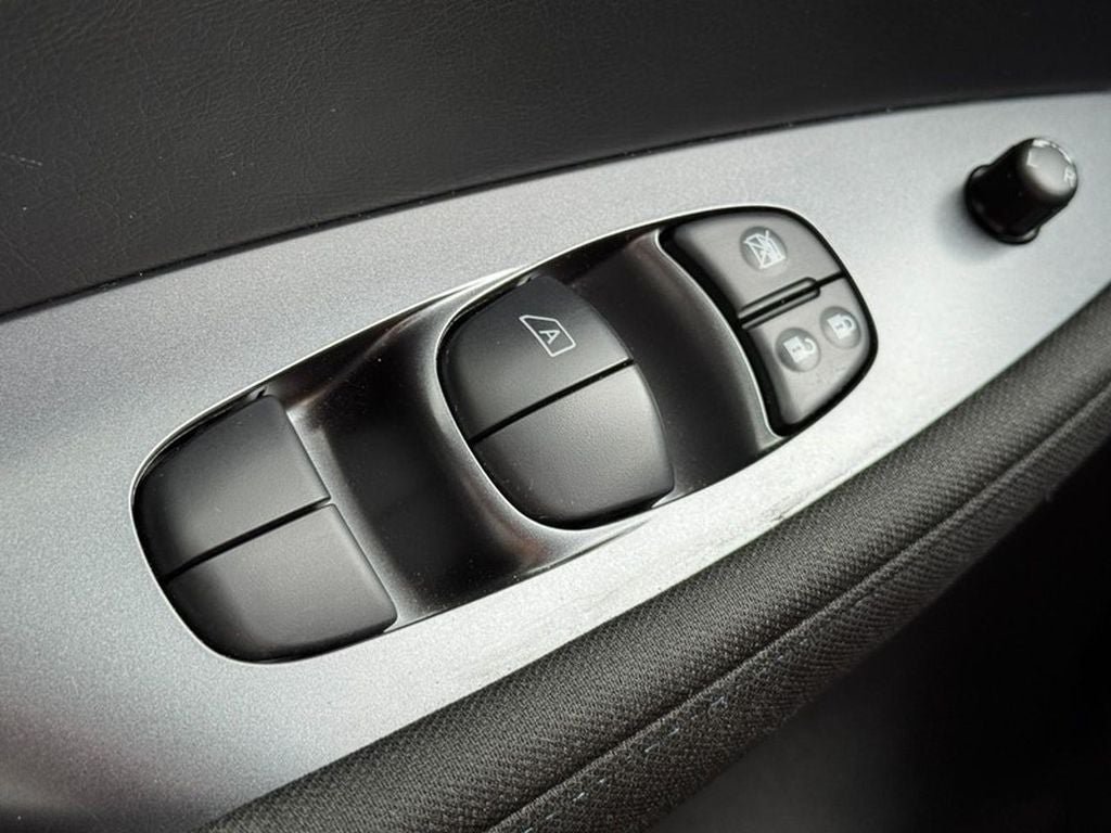 Used 2025 Nissan Leaf S FWD image 25