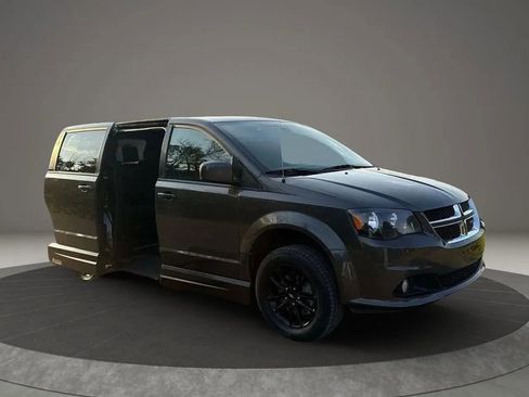 Used 2019 Dodge Grand Caravan SXT w/ Blacktop Package FWD image 1