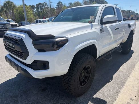 Used 2018 Toyota Tacoma SR image 3