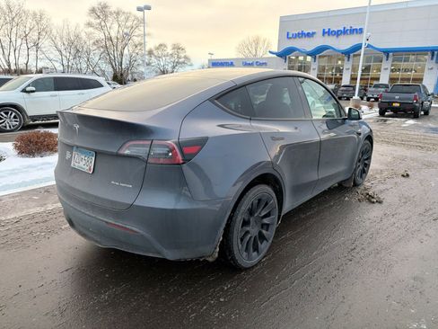 Used 2023 Tesla Model Y AWD image 4