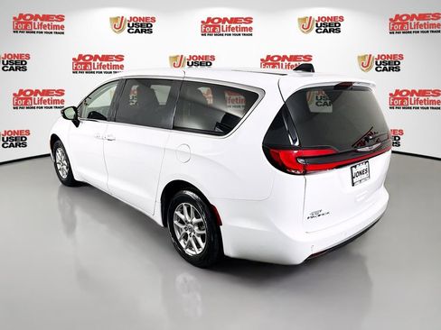 Used 2024 Chrysler Pacifica Touring-L image 2