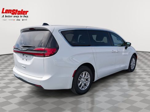 New 2026 Chrysler Pacifica Select image 3