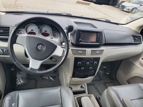 Used 2010 Volkswagen Routan SE image 9