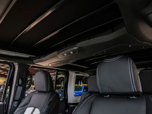 Used 2025 Jeep Wrangler Unlimited Rubicon w/ Technology Group image 28