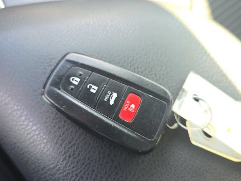 Used 2020 Toyota Camry SE w/ Convenience Package FWD image 24