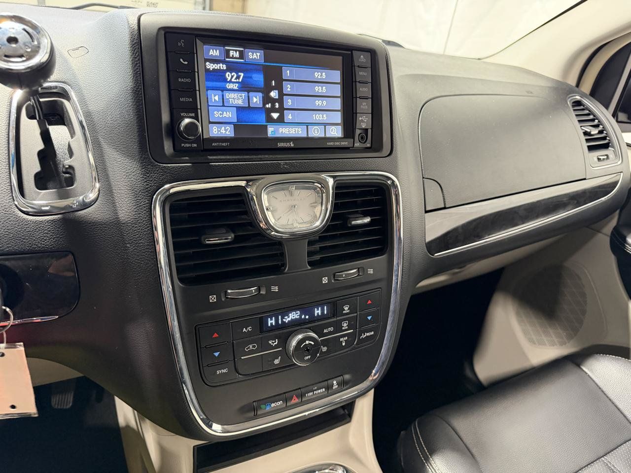 Used 2016 Chrysler Town & Country Touring FWD image 29