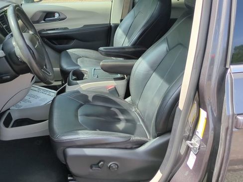Used 2022 Chrysler Pacifica Touring-L FWD image 11