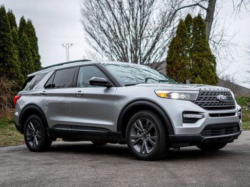 Used 2023 Ford Explorer XLT w/ Equipment Group 202A image 3