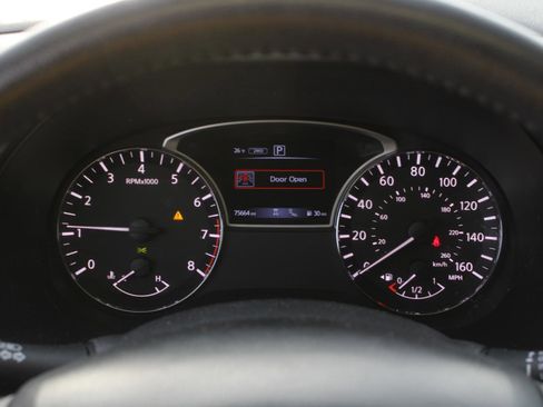 Used 2019 Nissan Pathfinder SV image 10